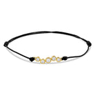 Ein schwarzes Cord-Armband mit fünf runden Labordiamanten im Brillantschliff  in Zargenfassung auf weißem Hintergrund.