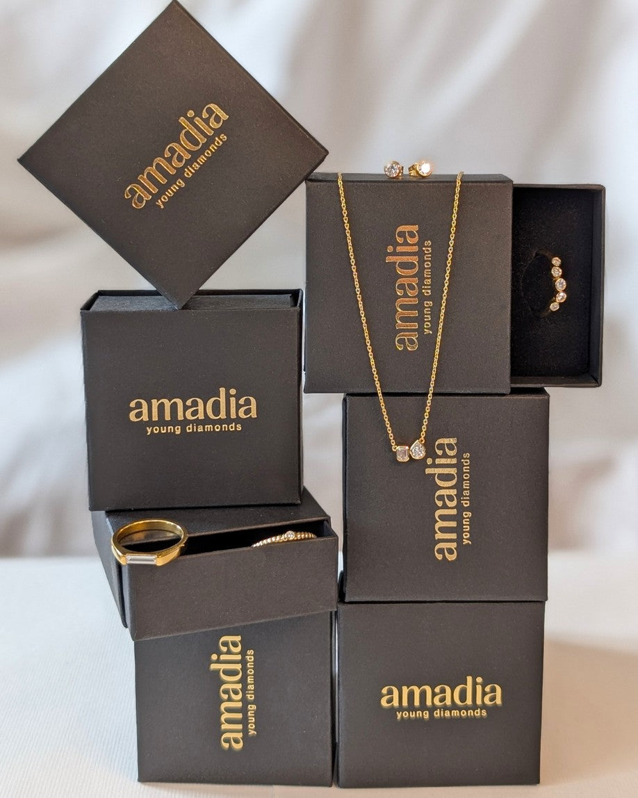 Ein Stack von Schmuckboxen von amadia mit Schmuckstücken.
