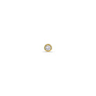 Nahaufnahme von vorne von einem Diamant-Ohrstecker besetzt mit einem kleinen Labordiamanten im runden Brillantschliff.