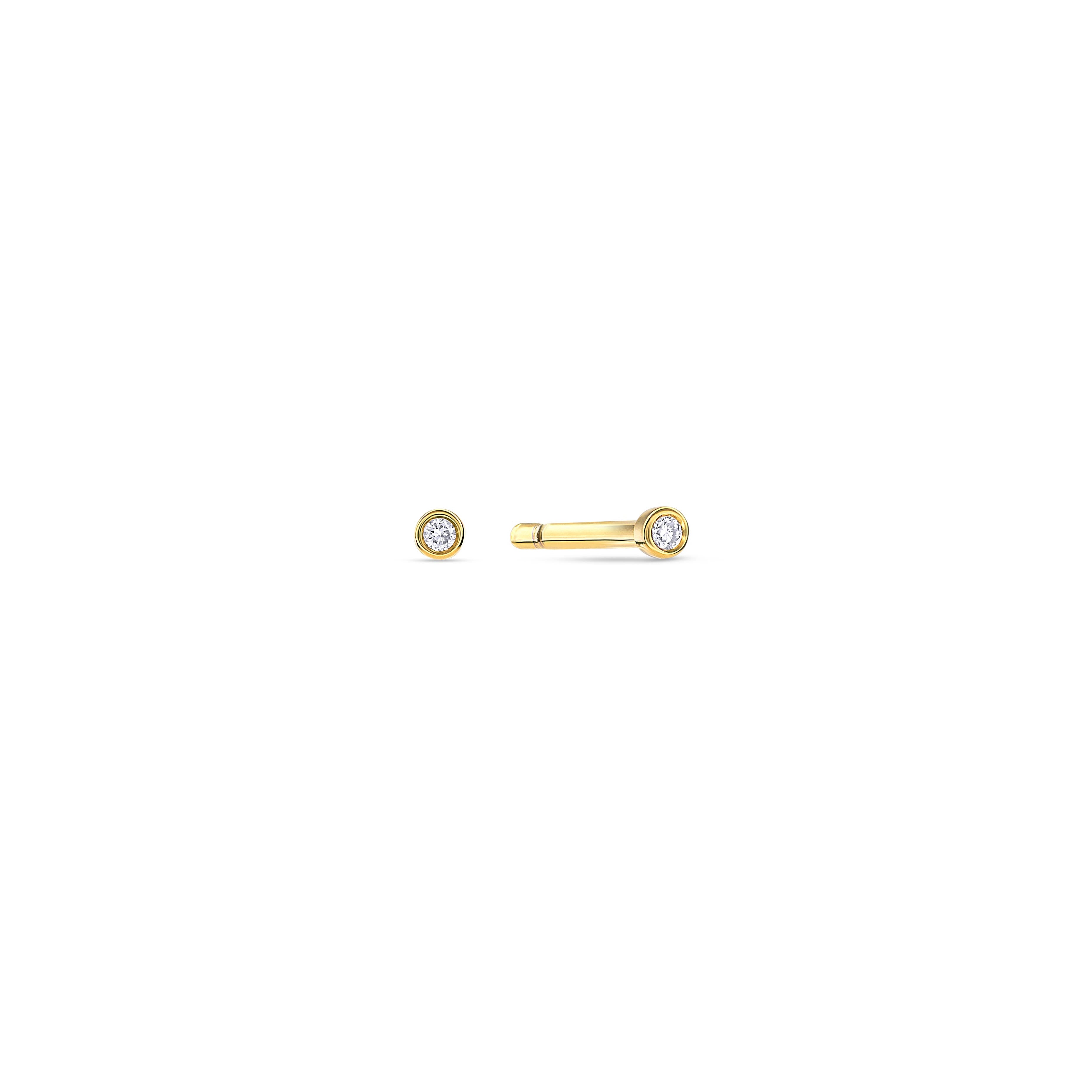 Ein Paar Diamant-Ohrstecker besetzt mit zwei sehr kleinen Labordiamanten im runden Brillantschliff auf weißem Hintergrund.