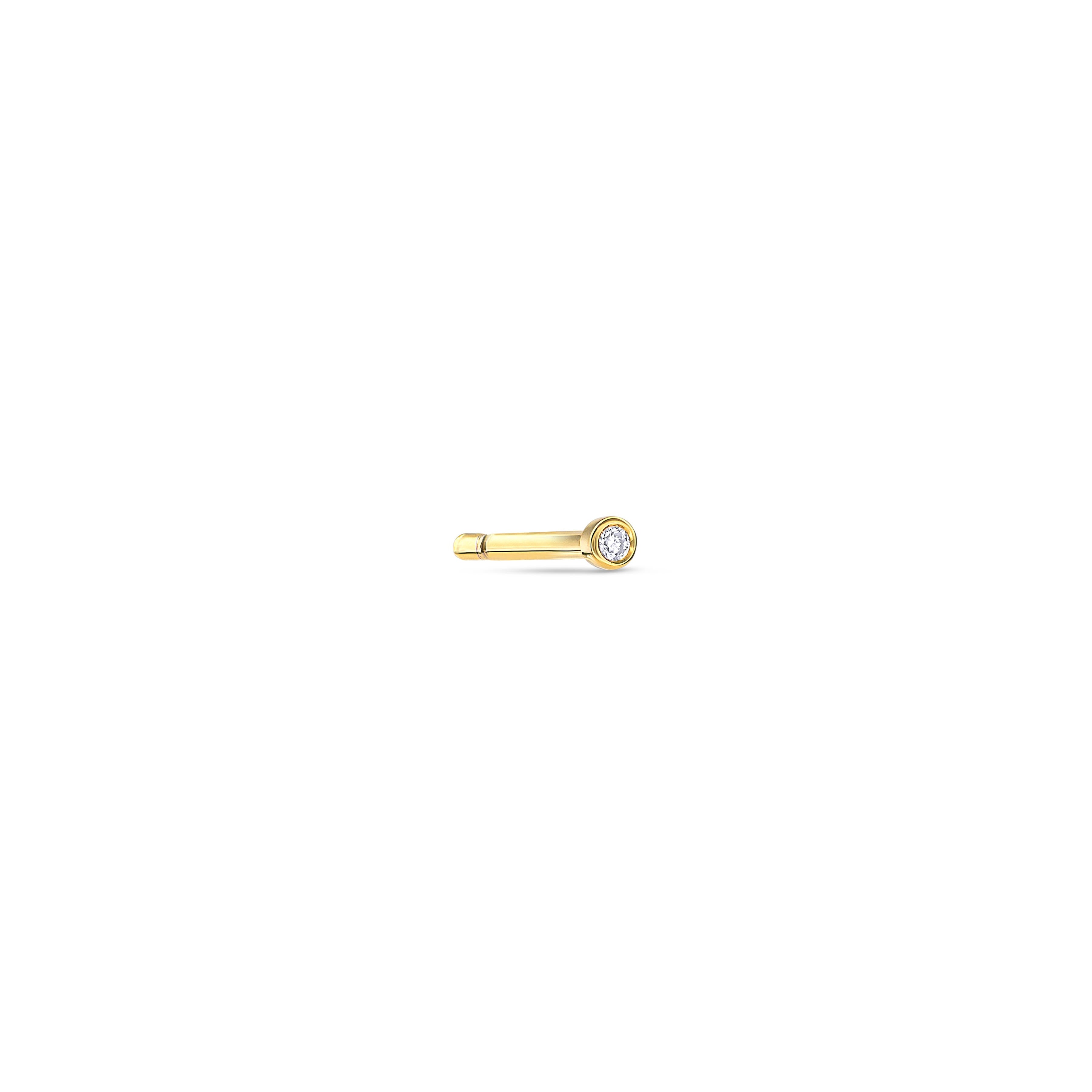 Ein einzelner Diamant-Ohrstecker mit einem sehr kleinen Labordiamanten im runden Brillantschliff auf weißem Hintergrund.