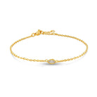 Eine vergoldete Armkette besetzt mit einem einzelnen brillanten Labordiamanten im Marquiseschliff.