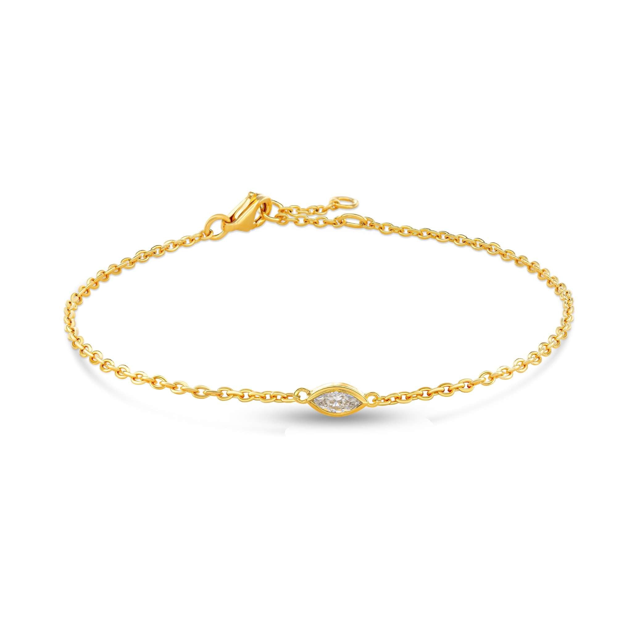 Eine vergoldete Armkette besetzt mit einem einzelnen brillanten Labordiamanten im Marquiseschliff.