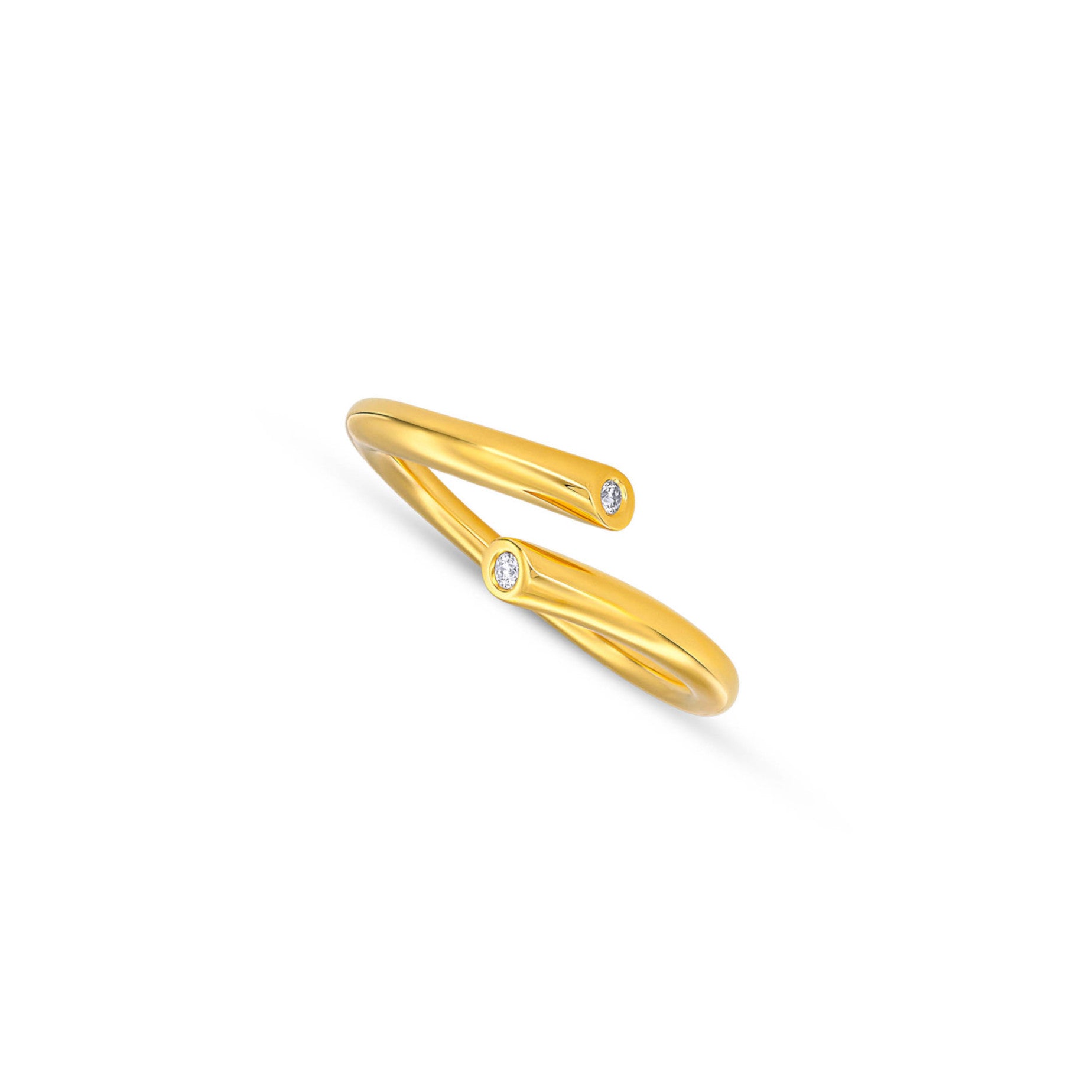 Vergoldeter Ring im offenen Design mit zwei runden Labordiamanten im Brillantschliff auf weißem Hintergrund.