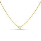 Ein goldene Halskette besetzt mit einem kleinen Labordiamanten im runden Brillantschliff auf weißem Hintergrund.