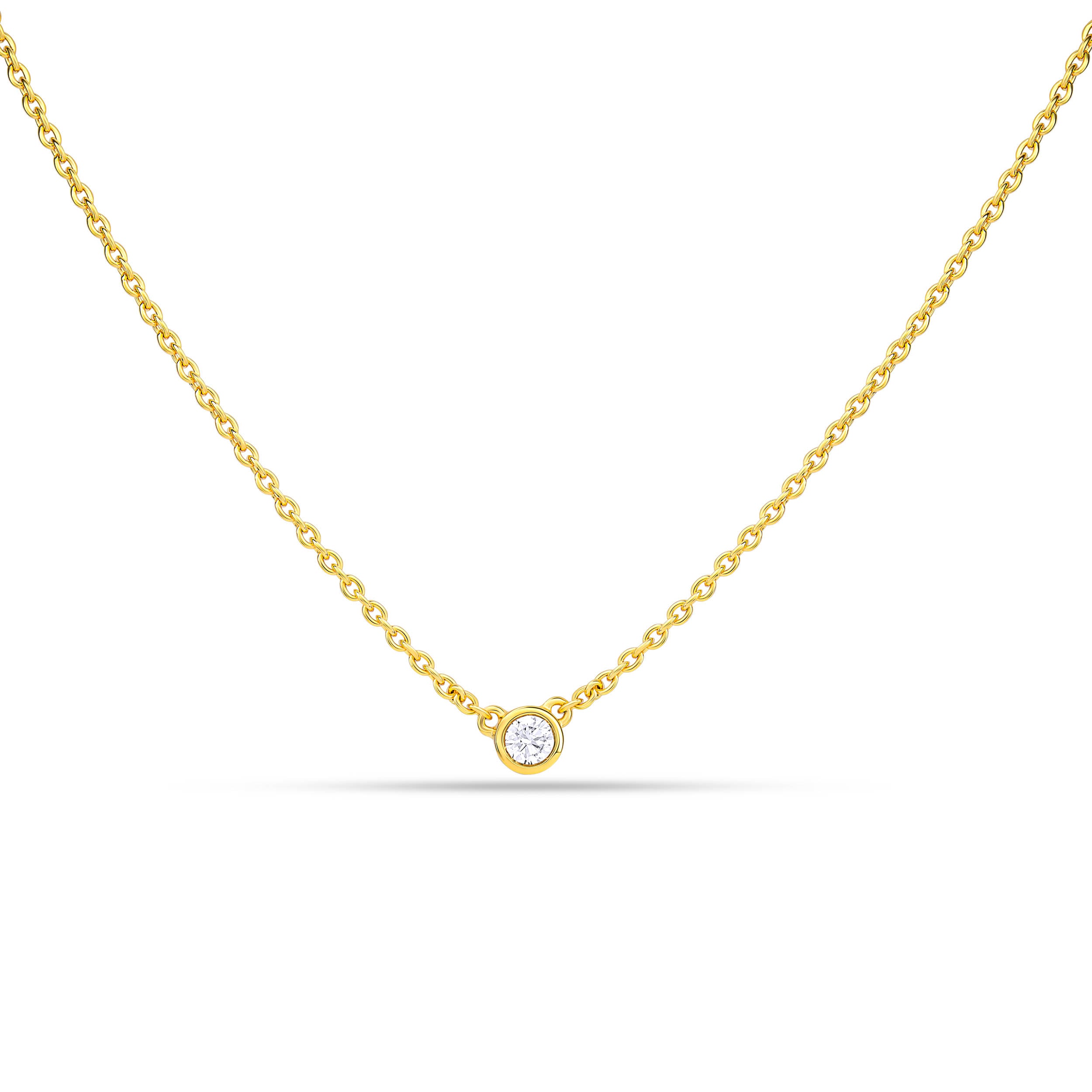 Ein goldene Halskette besetzt mit einem kleinen Labordiamanten im runden Brillantschliff auf weißem Hintergrund.