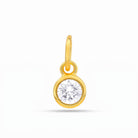 Ein goldener Anhänger mit einem Labordiamanten im runden Brillantschliff mit 0,5 ct auf weißem Hintergrund.