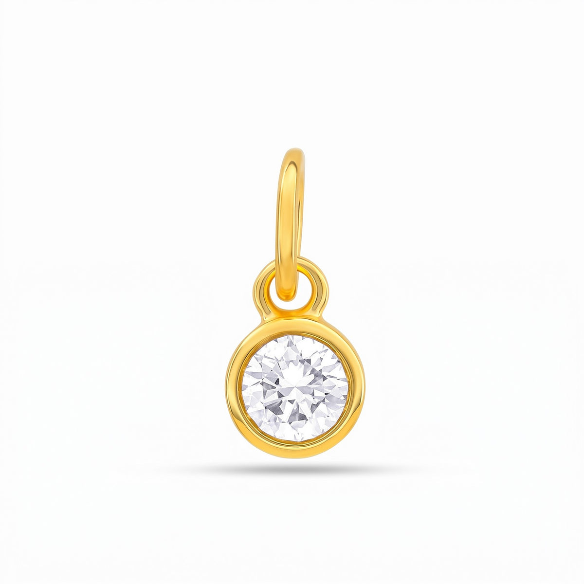 Ein goldener Anhänger mit einem Labordiamanten im runden Brillantschliff mit 0,5 ct auf weißem Hintergrund.
