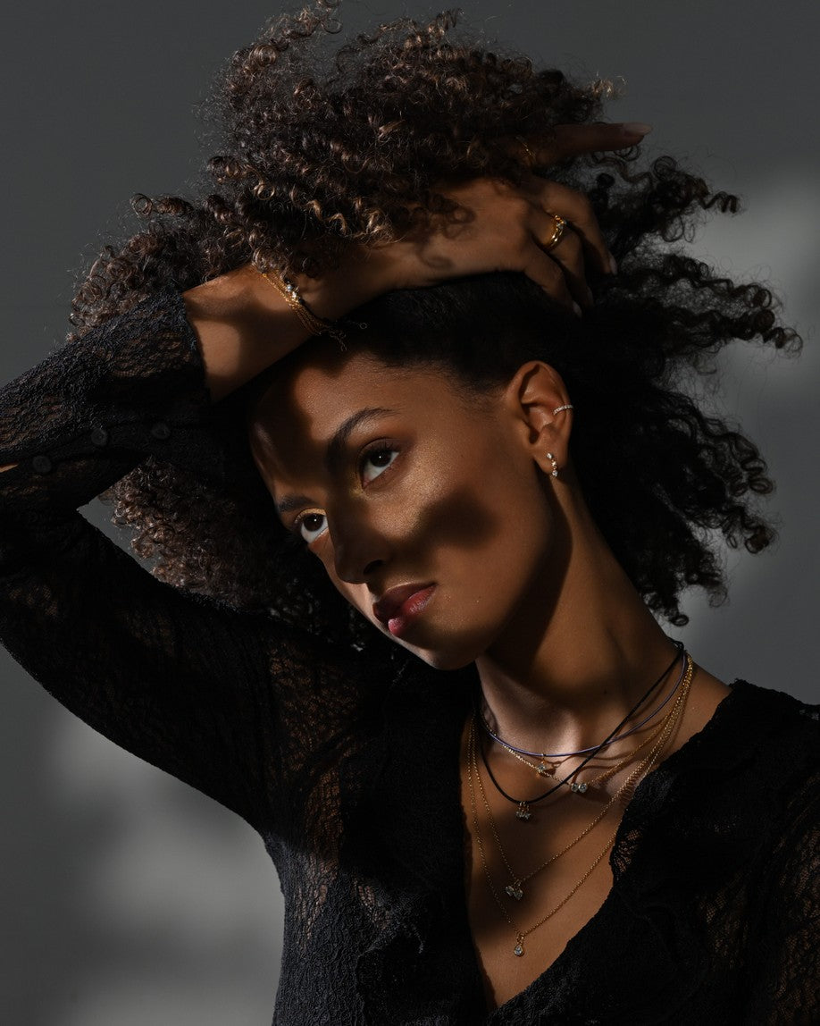 Model  mit Schmuck vor dunklem Hintergrund