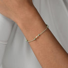 Nahaufnahme von einem grünen Cord-Armband mit einem Labordiamanten im Marquiseschliff am Arm getragen.