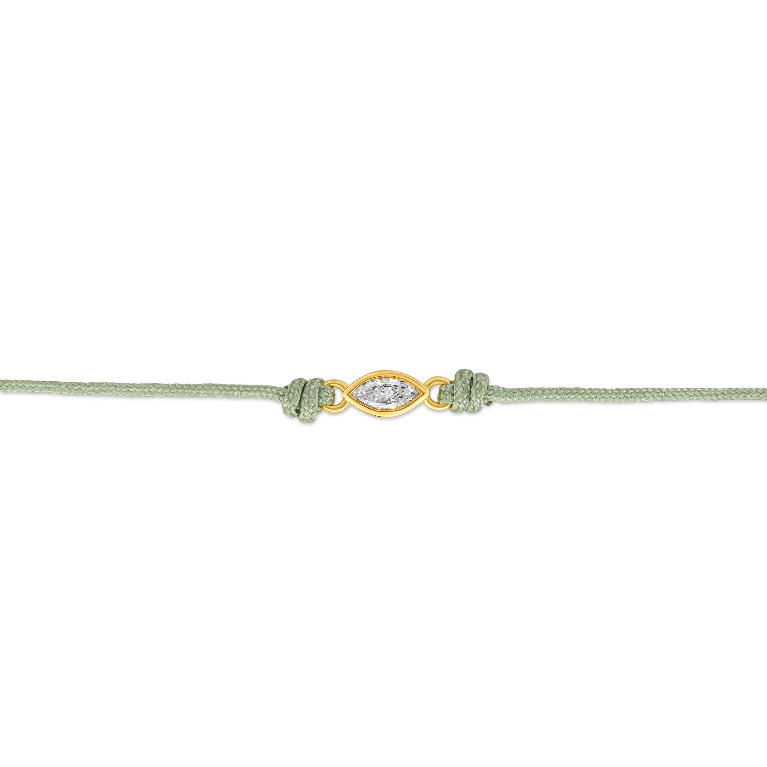 Detailansicht von einem grünen Cord-Armband mit einem Labordiamanten im Marquiseschliff  in Zargenfassung auf weißem Hintergrund.