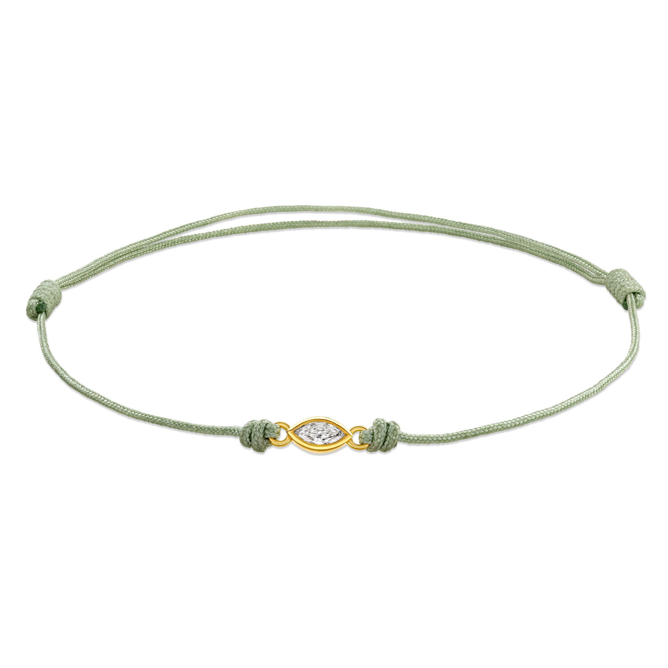Ein grünes Cord-Armband mit einem Labordiamanten im Marquiseschliff  in Zargenfassung auf weißem Hintergrund.