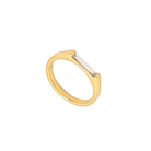 Vergoldeter Ring mit einem Labordiamanten im Baguetteschliff auf weißem Hintergrund.