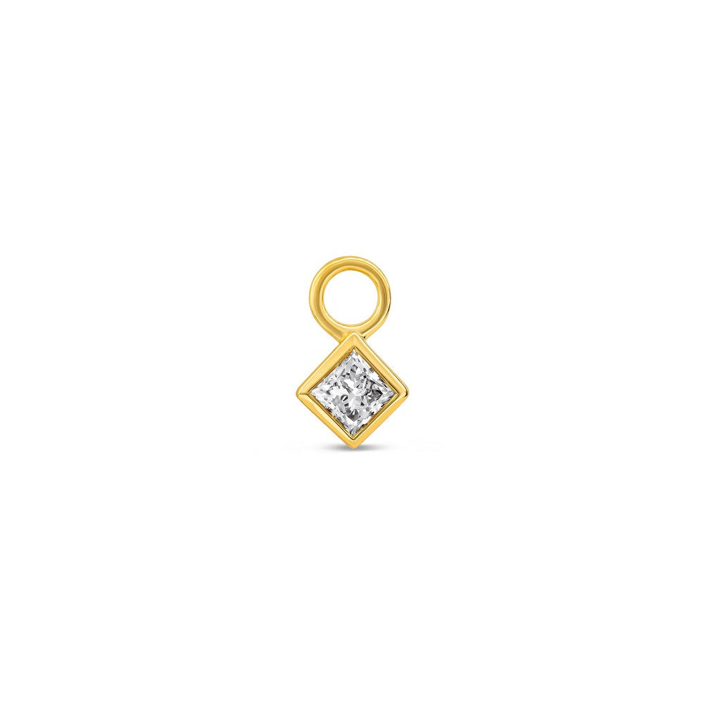 Ein einzelner Diamant-Charm besetzt mit einem Labordiamanten im Carreeschliff auf weißem Hintergrund.