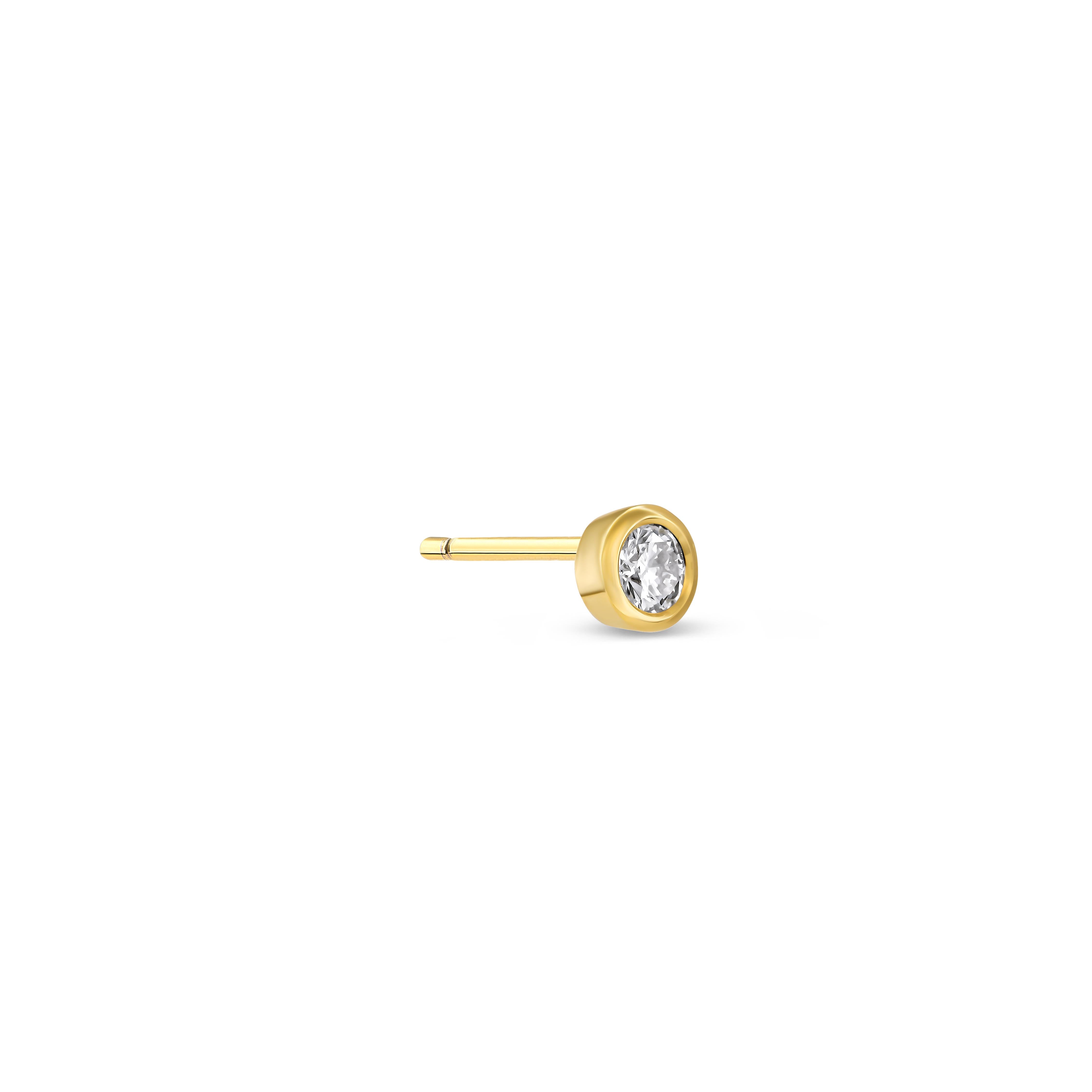 Ein einzelner Diamant-Ohrstecker besetzt mit einem Labordiamanten im runden Brillantschliff auf weißem Hintergrund.