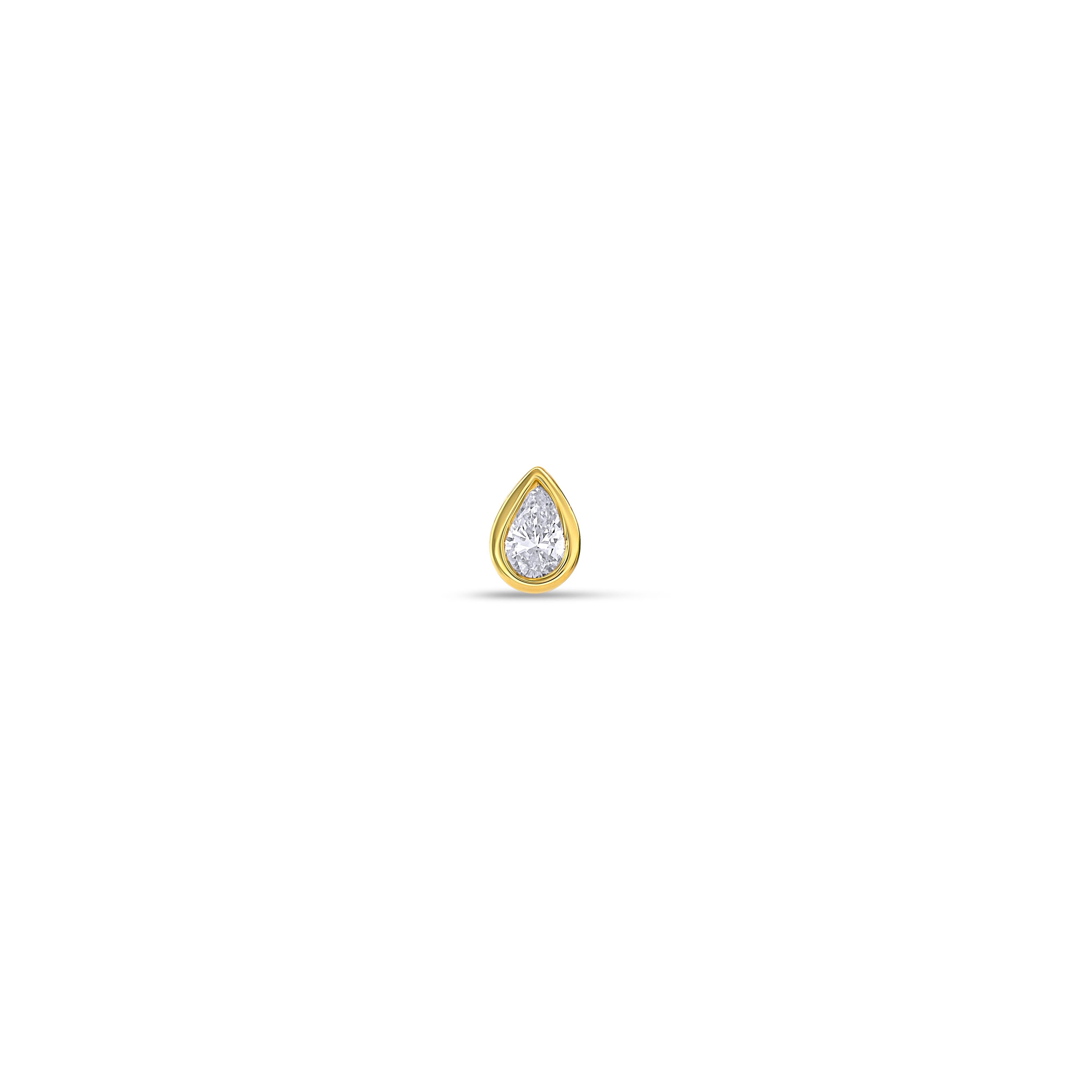 Nahaufnahme von vorne von einem Diamant-Ohrstecker besetzt mit einem kleinen Labordiamanten im Tropfenschliff.