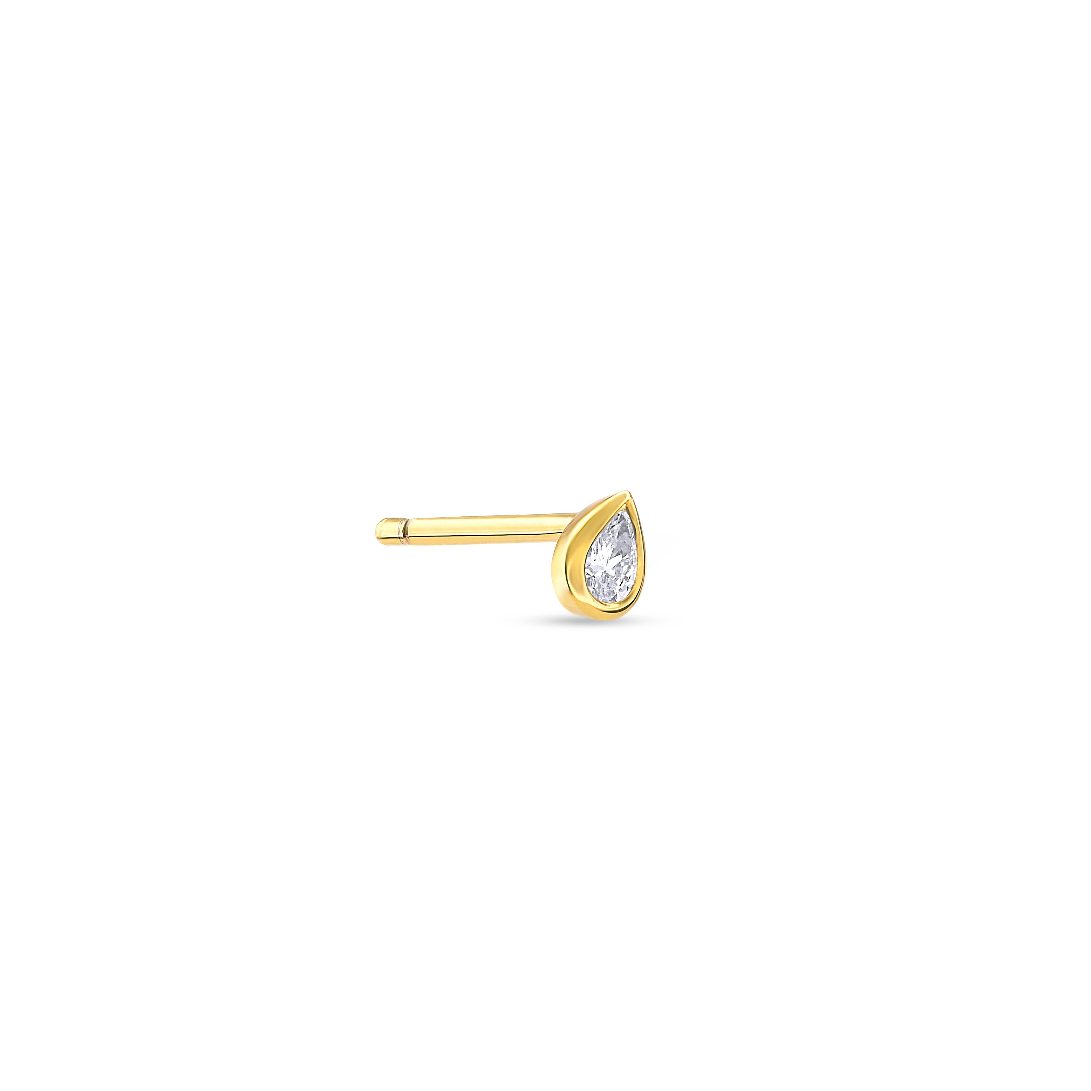Ein einzelner Diamant-Ohrstecker besetzt mit einem kleinen Labordiamanten im Tropfenschliff auf weißem Hintergrund.
