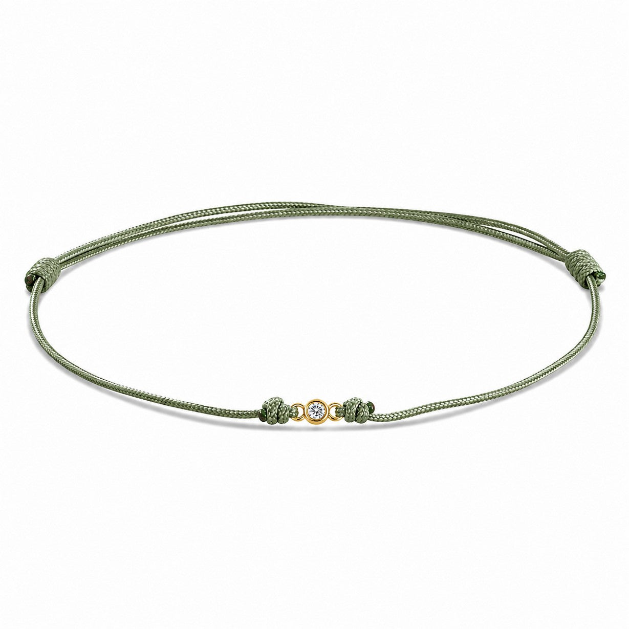 Detailansicht von einem grünen Cord-Armband mit einem kleinen Labordiamanten im Brillantschliff  in Zargenfassung auf weißem Hintergrund.