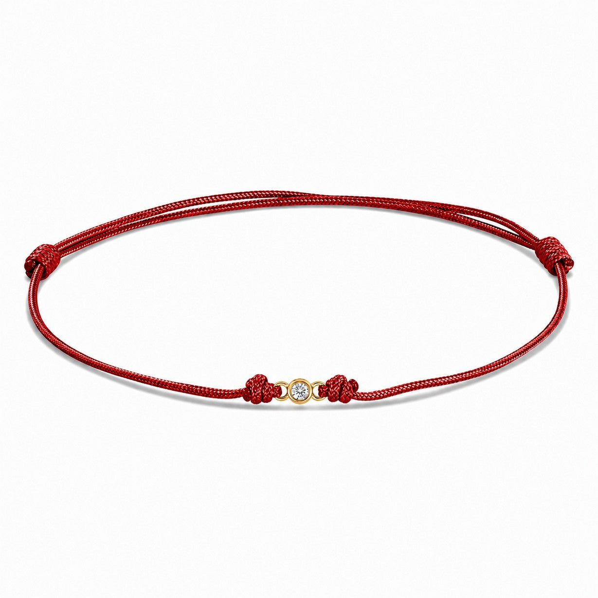 Detailansicht von einem roten Cord-Armband mit einem kleinen Labordiamanten im Brillantschliff  in Zargenfassung auf weißem Hintergrund.