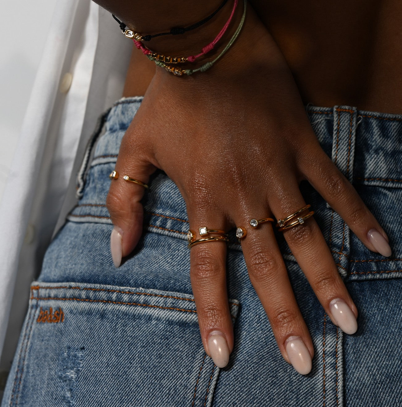 Model trägt ein Stack aus Ringen und Armbändern mit Lab-Grown-Diamanten von amadia – young diamonds.