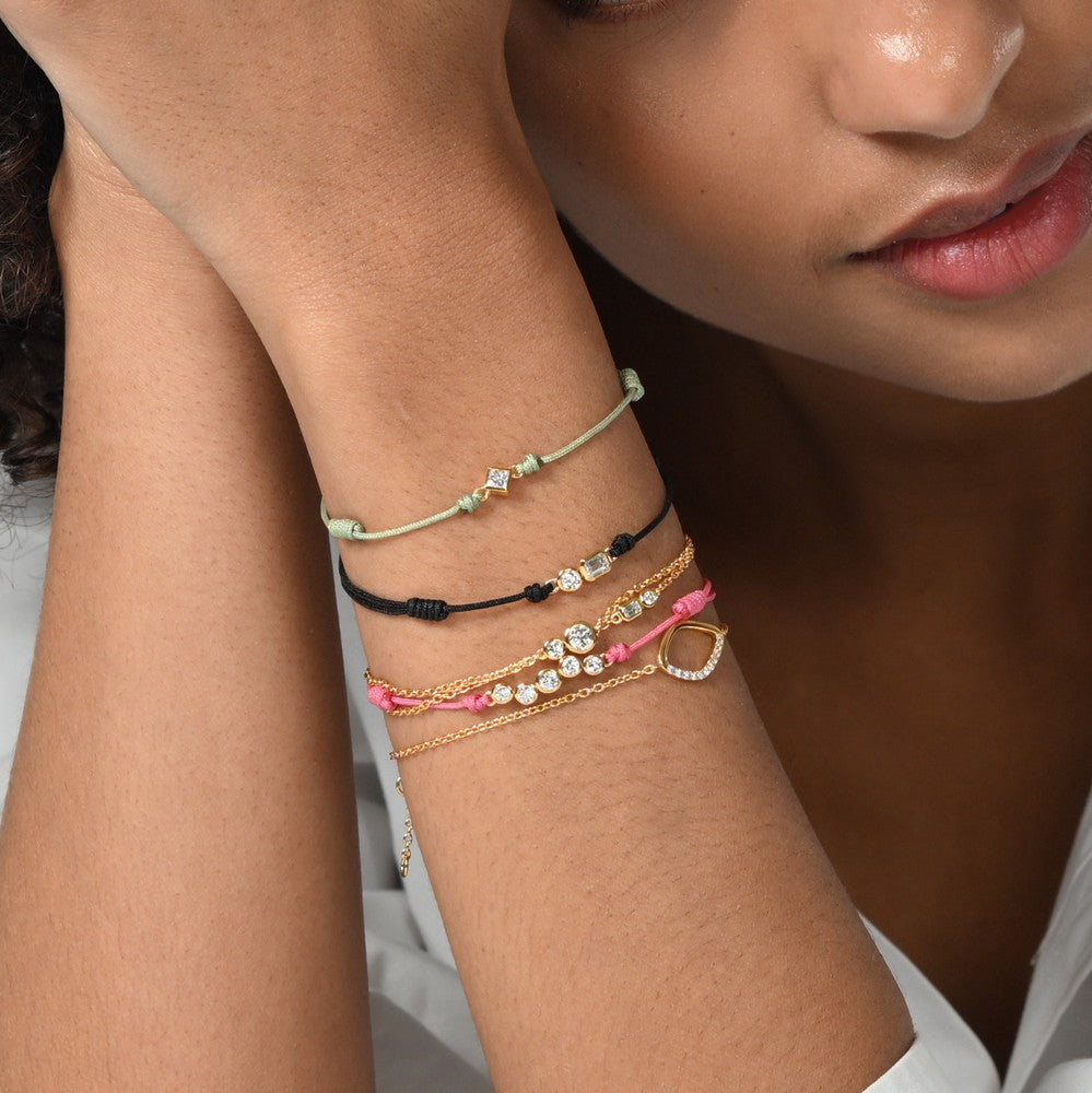 Model trägt ein Stack aus Armbändern mit Lab-Grown-Diamanten von amadia – young diamonds.
