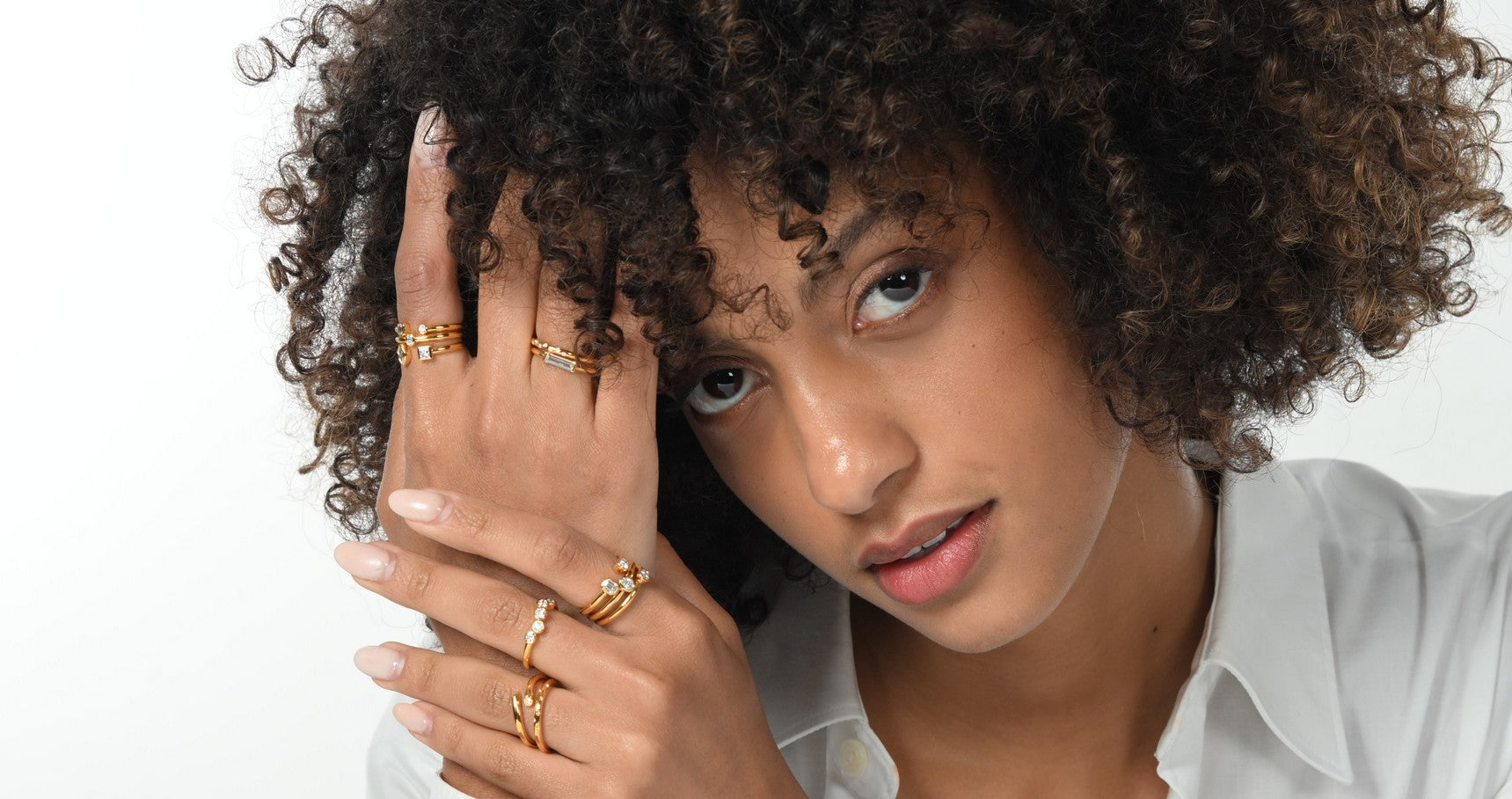 Model trägt ein Stack aus Ringen mit Lab-Grown-Diamanten von amadia – young diamonds.
