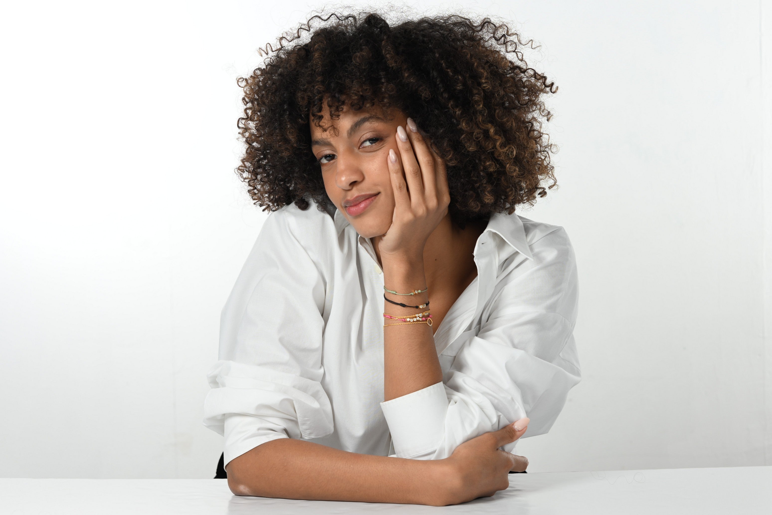 Model mit gestapelten Lab-Grown-Diamant Cord-Armbändern in verschiedenen Farben für einen modernen Alltagslook.
