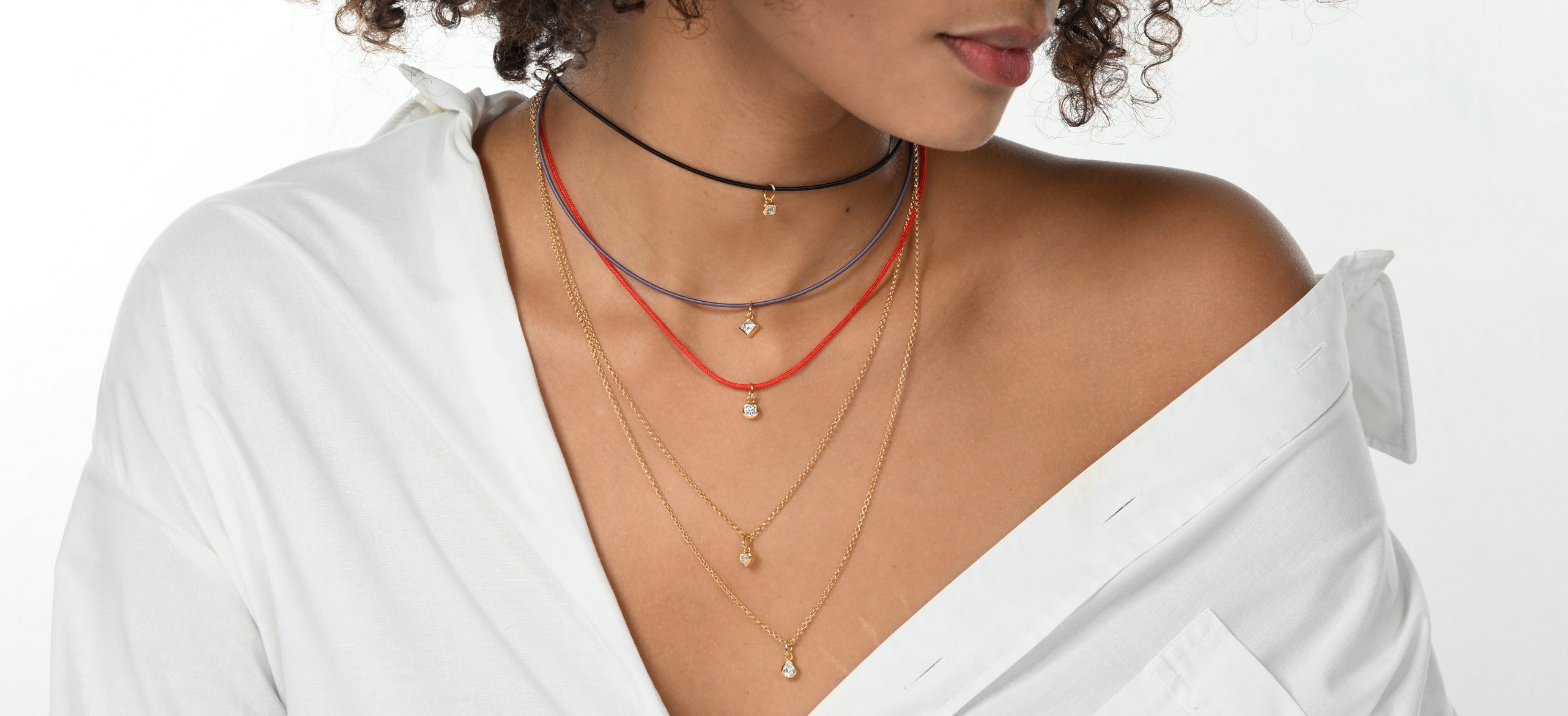 Model trägt mehrlagige Lab-Grown-Diamant Anhänger und Cord-Halsketten aus 18 Karat vergoldetem Sterlingsilber.
