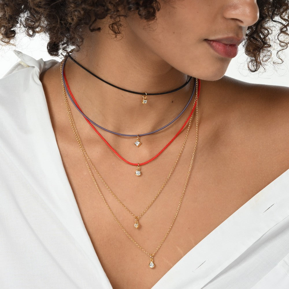 Model trägt ein Stack aus Anhängern mit Lab-Grown-Diamanten von amadia – young diamonds.