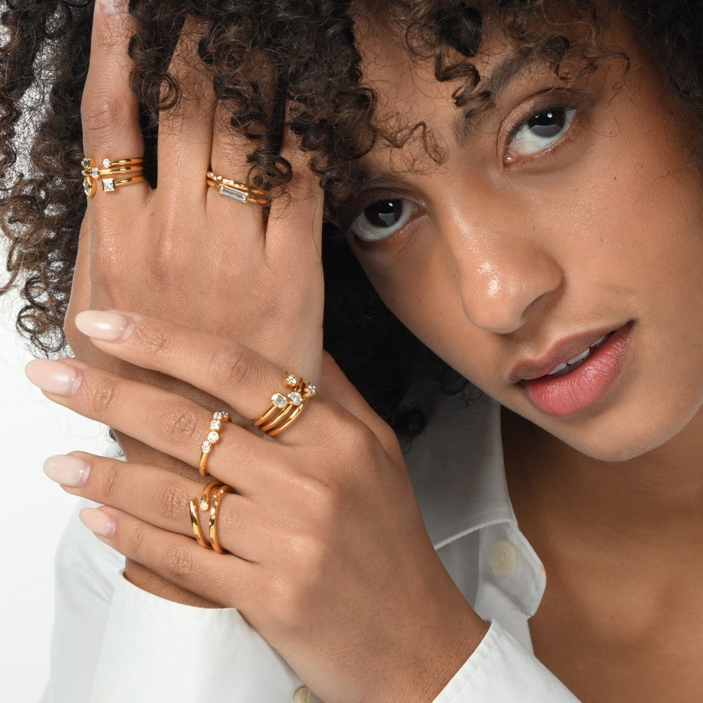 Model trägt ein Stack aus Ringen mit Lab-Grown-Diamanten von amadia – young diamonds.