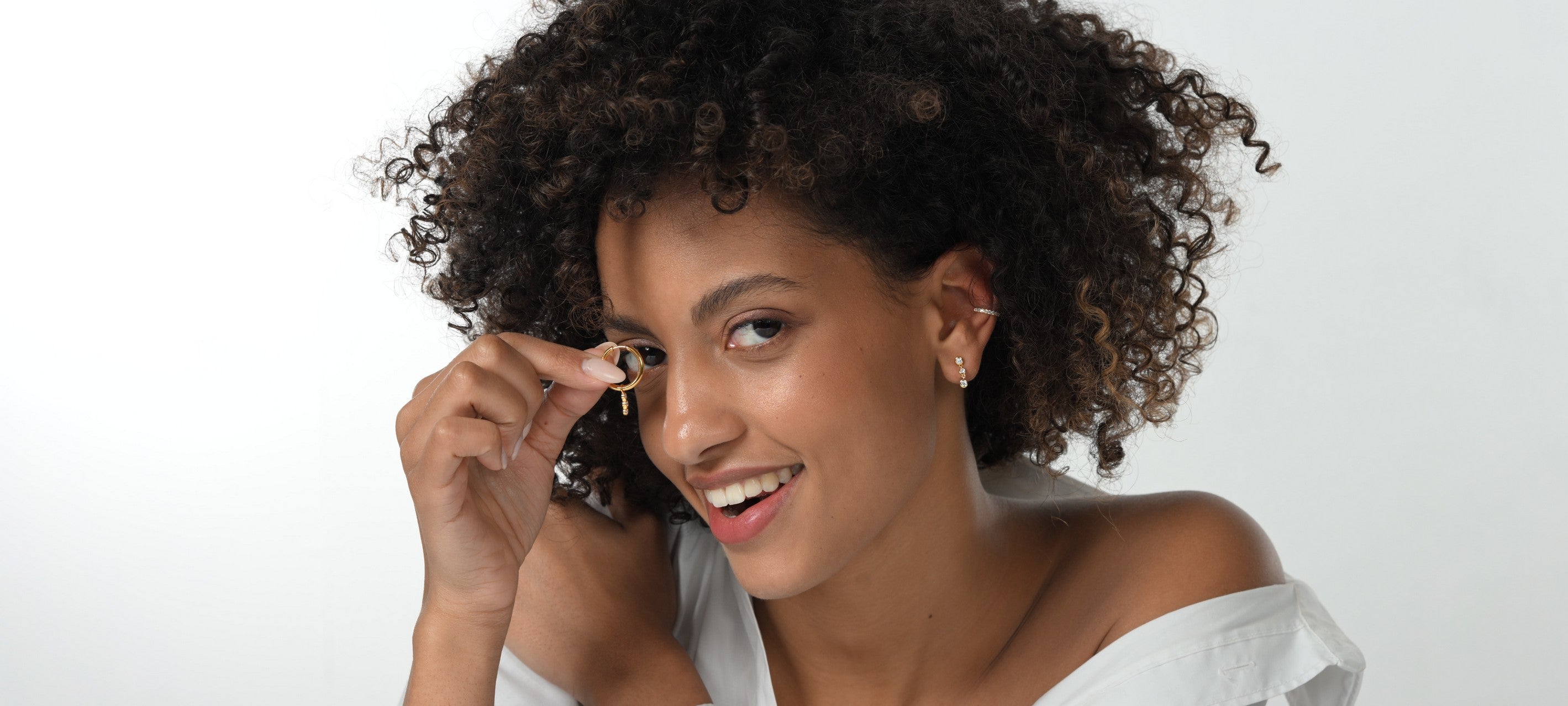 Model trägt Lab-Grown-Diamant Creolen, Ohrstecker und einen Ear Cuff aus 18 Karat vergoldetem Sterlingsilber.