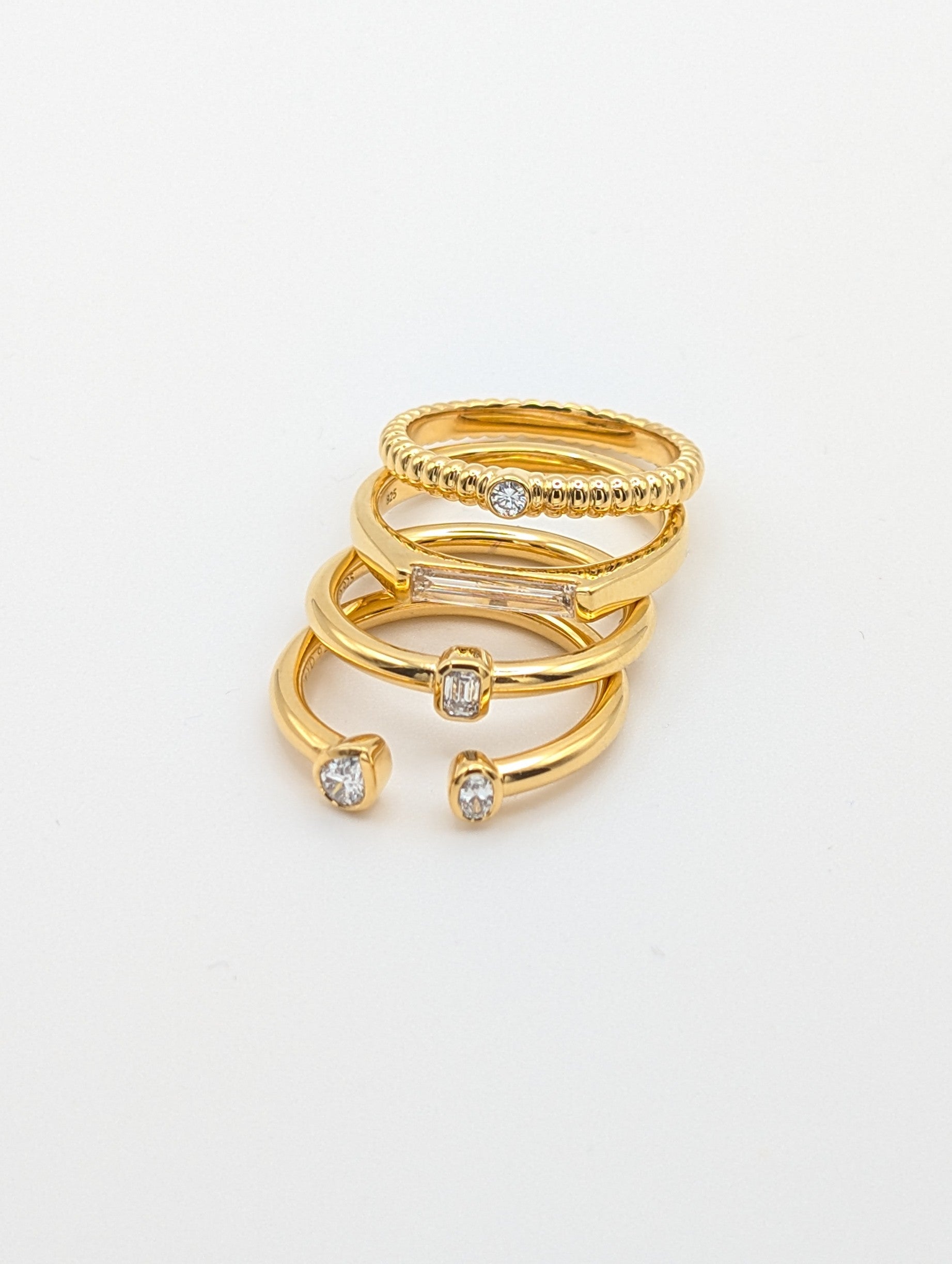 Ein Stack aus Ringen mit Lab-Grown-Diamanten von amadia – young diamonds auf weißem Hintergrund.