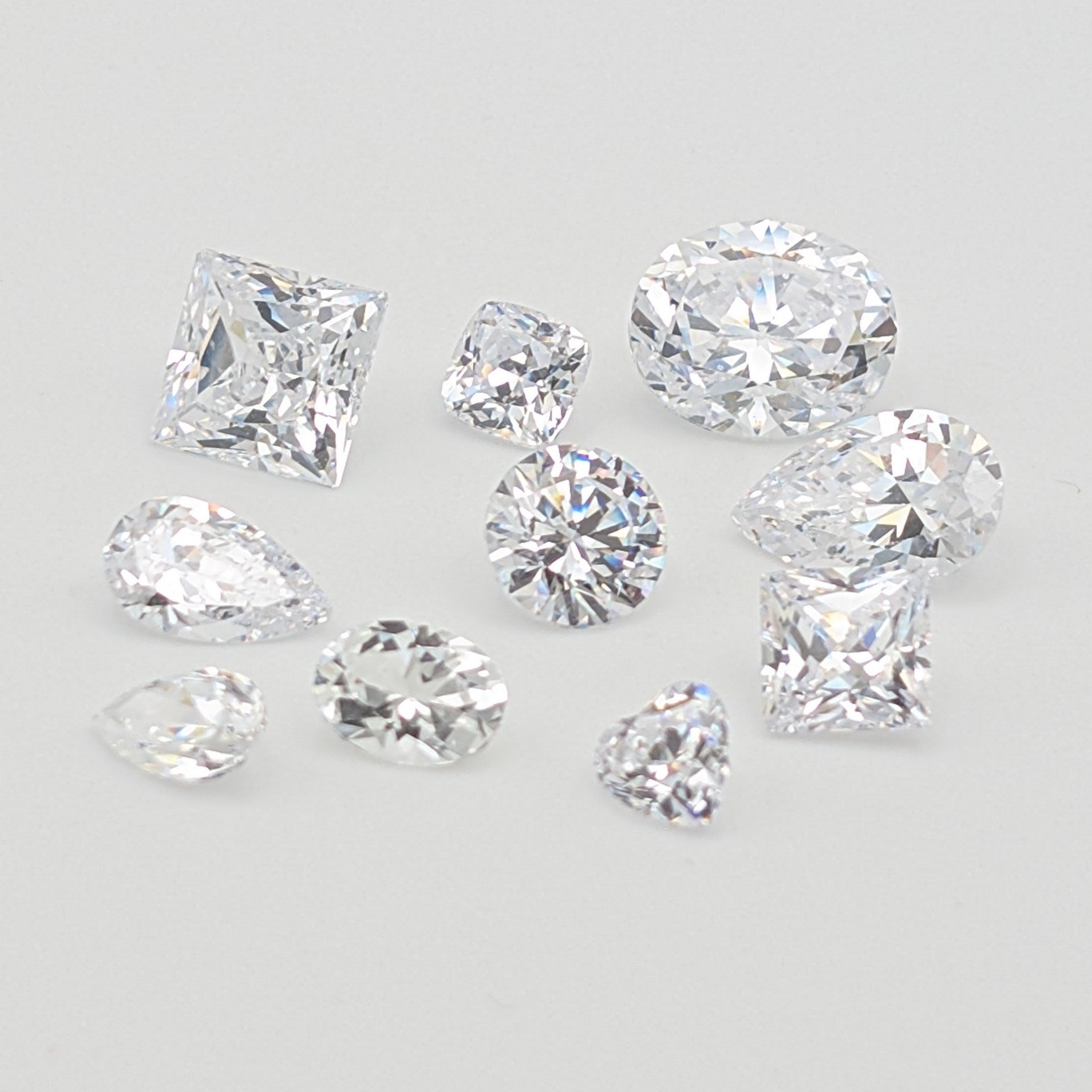 Lab-grown Diamanten auf weißen Hintergrund