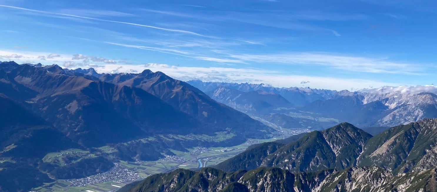 Blick vom Berg über ein Tal