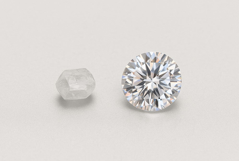 Ein roher und ein geschliffener lab-grown Diamant auf weißen Hintergrund.